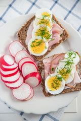 Vollkornbrot mit Schnittlauch und Ei