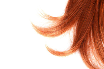 Beaux cheveux roux isolés sur fond blanc