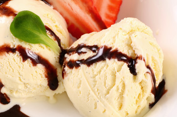 Vanilla ice cream with strawberries