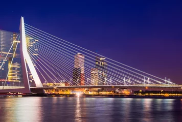 Papier Peint photo Pont Érasme Pont Erasmus la nuit, Rotterdam, Pays-Bas