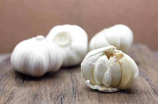 Organic garlic whole and cloves
