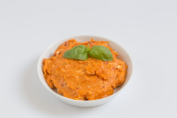 Kräuterbutter Tomate in einer Schale als Fresiteller