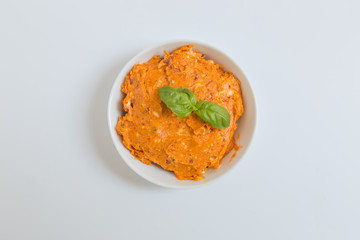 Kräuterbutter Tomate in einer Schale als Fresiteller