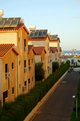 Fototapeta na wymiar Ulica małej nadmorskiej miejscowości na Cyprze rano