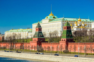 Кремлевская набережная в Москве