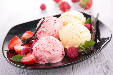 vanilla and berry ice cream