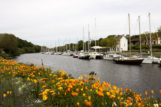 Hafen auf dem Fluss Trieux