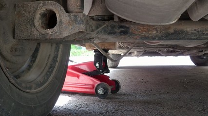 Jacking up u vehicle