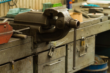 screw clamp tools pressing metal pipe