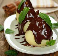 Pears with chocolate sauce