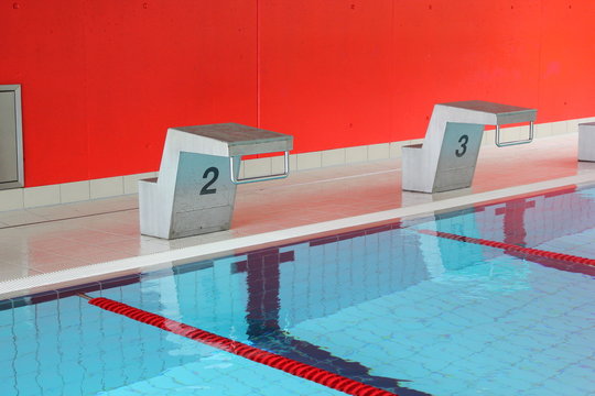 Startbl&ouml;cke zweier Schwimmbahnen eines Sportbeckens