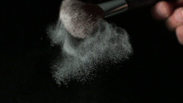 Powder dispersing from make up brush