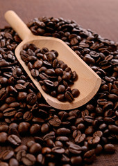 Kaffeebohnen mit Holzschaufel