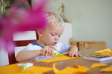 Fototapeta premium basteln mit Schere und Papier
