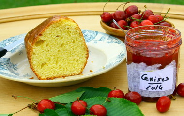 brioche maison et confiture de cerises