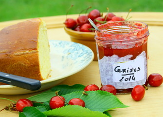 brioche maison et confiture de cerises
