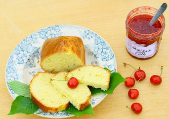 brioche maison et confiture de cerises