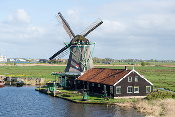 Naklejka premium Les moulins de Zaanse Schans en Hollande