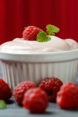 Sojajoghurt mit Himbeeren