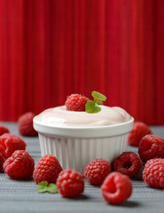 Sojajoghurt mit Himbeeren