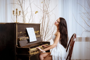 Девушка играет на пианино © Виталий Бартош