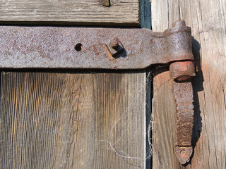 Ржавый дверной навес на старой двери заброшенного дома.