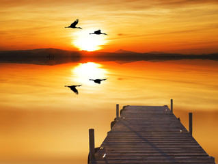 Obraz na płótnie Canvas cruzando el lago cuando sale el sol