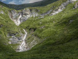 Berghang mit Wassserfall in HDR