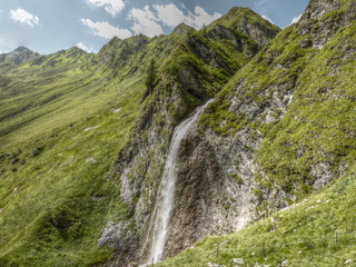 Wasserfall in den grünen Alpen in HDR