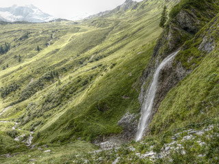 Fototapeta na wymiar Wasserfall im Bergland in HDR