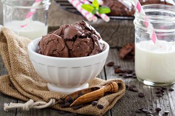 Chocolate cookies i a bowl