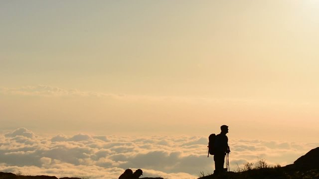 zirve &ccedil;ıkışı bulutların &uuml;st&uuml;nde