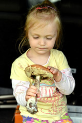 petite fille avec un champignon
