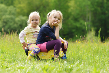Naklejka na ściany i meble deux petites soeurs jouant dans le parc
