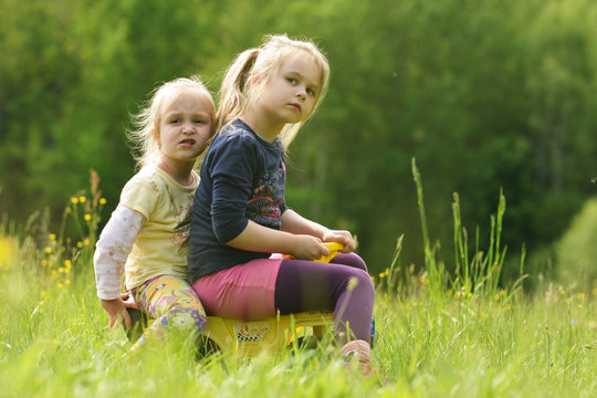 Deux petites filles jouant  dans le prés
