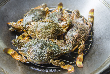 Prepare blue crab for steaming2