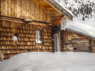 Fototapeta na wymiar śnieg w górskim domku w HDR