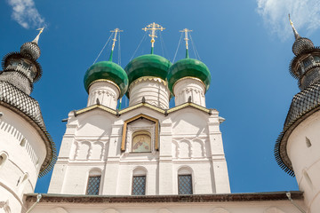 храм с зелеными куполами