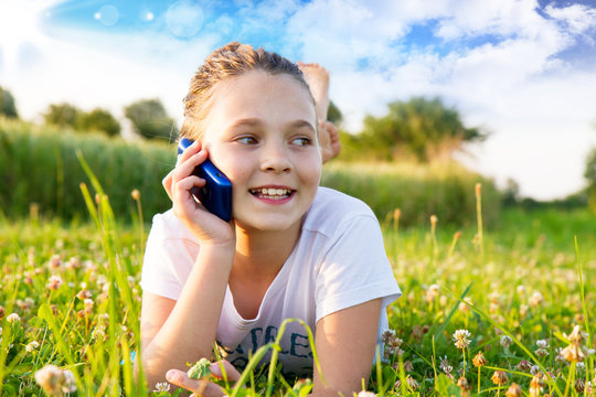 Bambina parlando al telefono