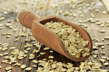 Płatki owsiane z drewnianą łyżka © CUKMEN