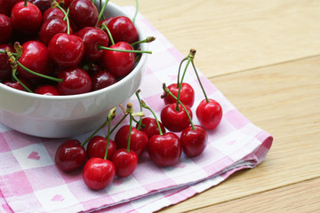 ciotola di ciliegie su tavolo