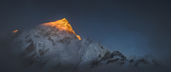 Himalaya toppen Everest en Nuptse bij zonsondergang
