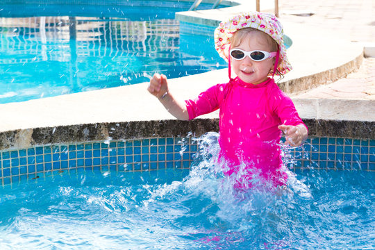 B&eacute;b&eacute; dans l'eau