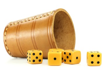 Würfelbecher isoliert auf weißem Hintergrund