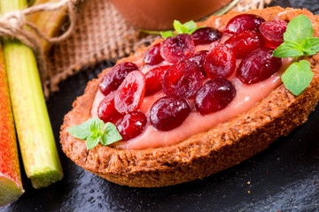 rhubarb tartelette with cranberry