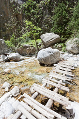 Obraz premium Kreta - Griechenland - Steg über den Fluss der Samaria-Schlucht