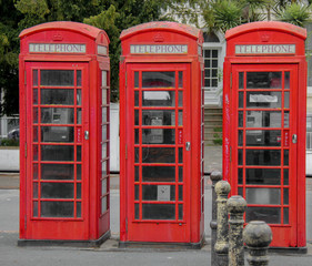 Obraz premium Three red phone booths, England