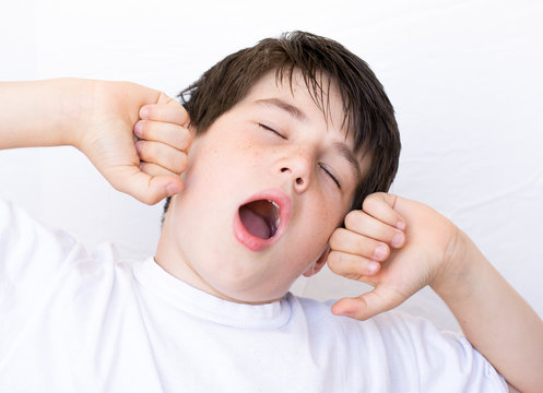 Bambino che sbadiglia