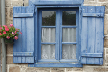 Fototapeta na wymiar fenêtre bleue