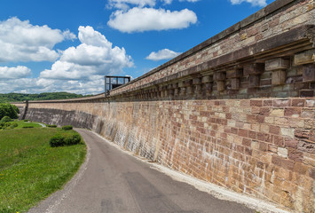 Fototapeta na wymiar mur du barrage de Champagney